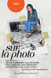 "Sur la photo", recueil collectif de nouvelles paru chez Tu Connais la Nouvelle ?, avec des textes de Mercedes Deambrosis, Pierre Mikaloff, Bertrand Runtz, Jeanne Desaubry et Fabien Marchal, entre autres (2019)